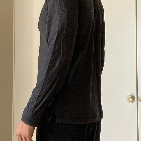 Men’s lulu lemon t shirt - Picture 3 of 3